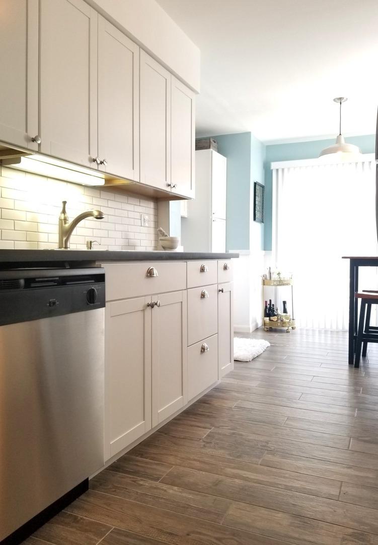 813 Valley Stream Dr. #D, Wheeling, IL 60090