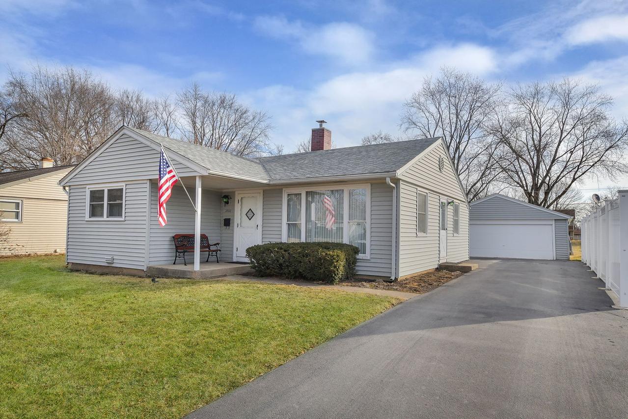 2302 Flicker Ln., Rolling Meadows, IL 60008