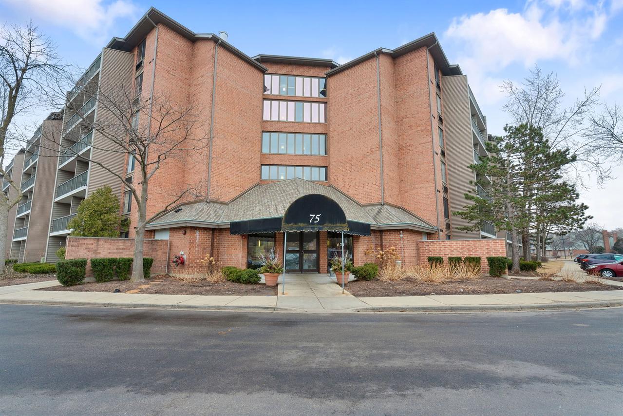 75 Kristin Cir. #123, Schaumburg, IL 60195