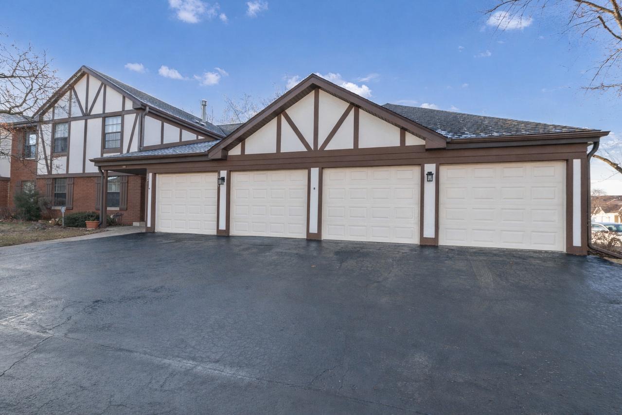 1325 Williamsburg Dr. #C1, Schaumburg, IL 60193