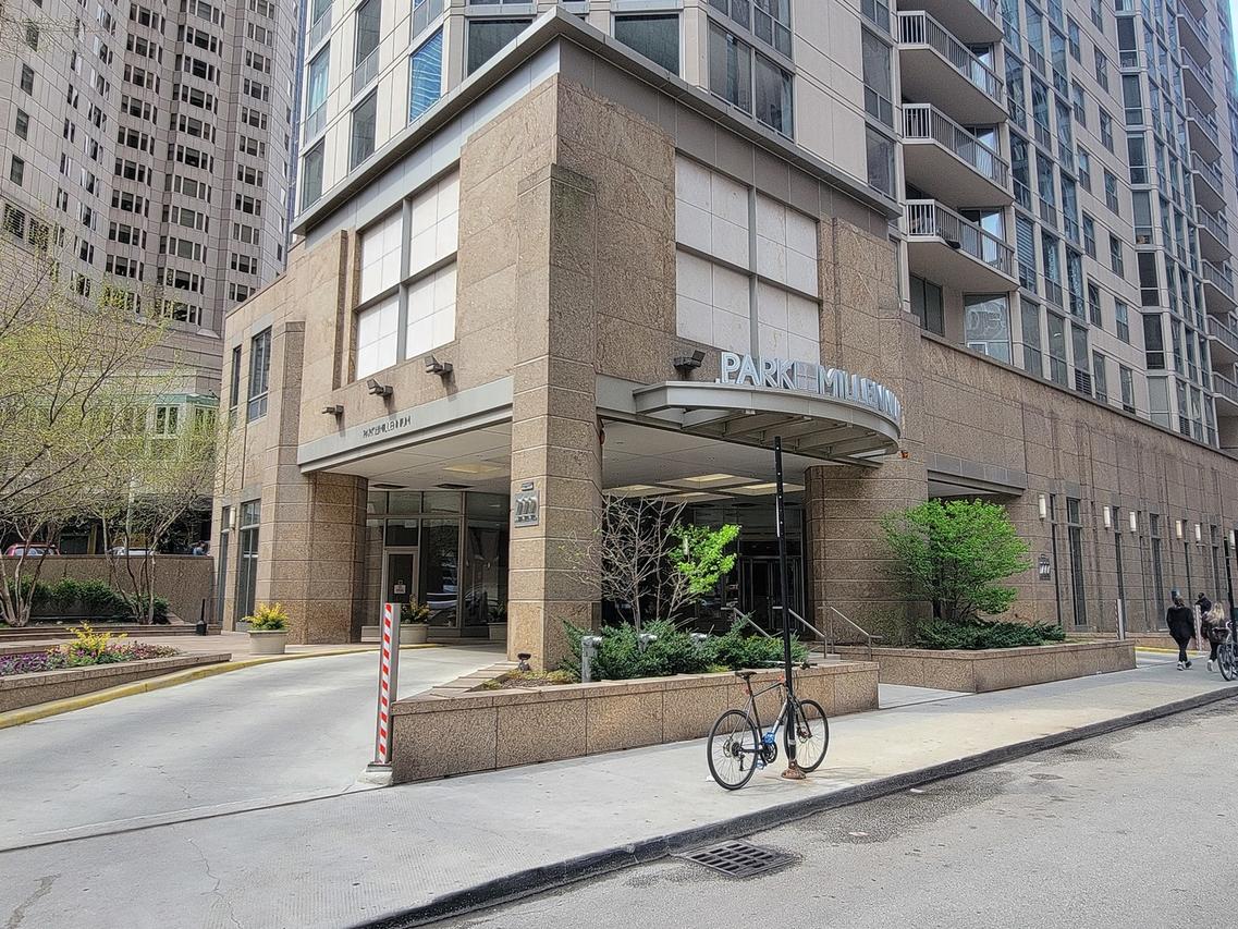 222 N Columbus Dr. #1702, Chicago, IL 60601