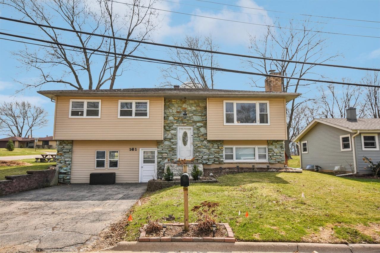 161 High Ave., Hampshire, IL 60140