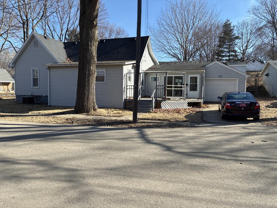 804 Monroe Ave., Dixon, IL 61021