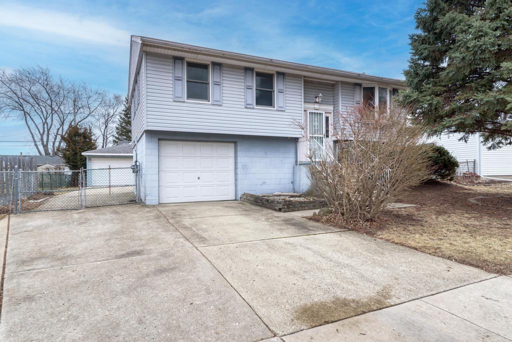 325 Hale Ave., Romeoville, IL 60446