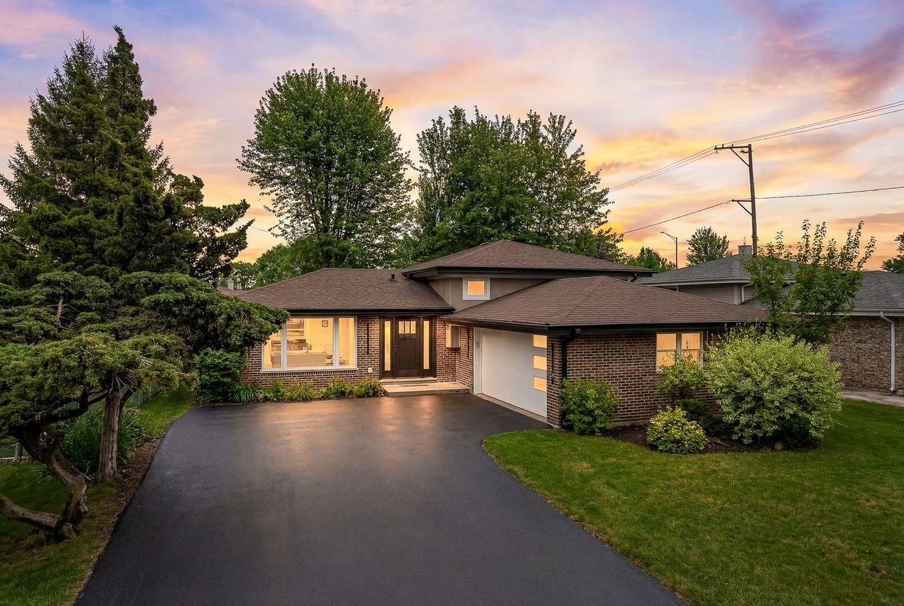 8651 S Kean Ave., Hickory Hills, IL 60457