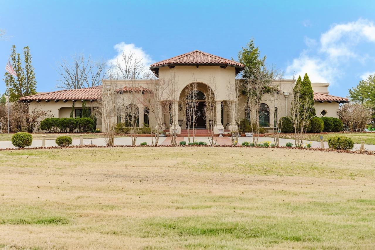 319 Country Club Ln., Harrisburg, IL 62946