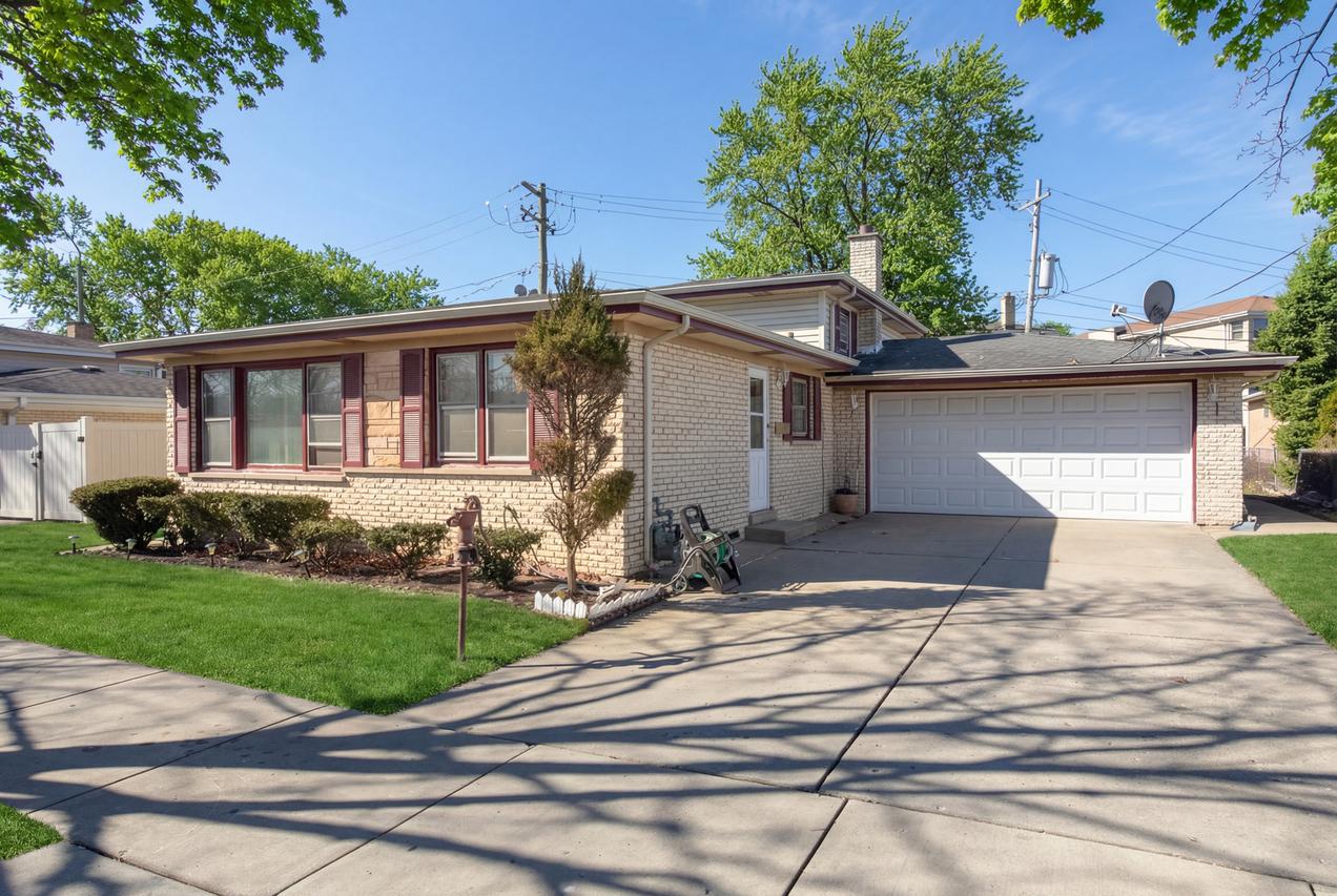 8516 N Ozanam Ave., Niles, IL 60714