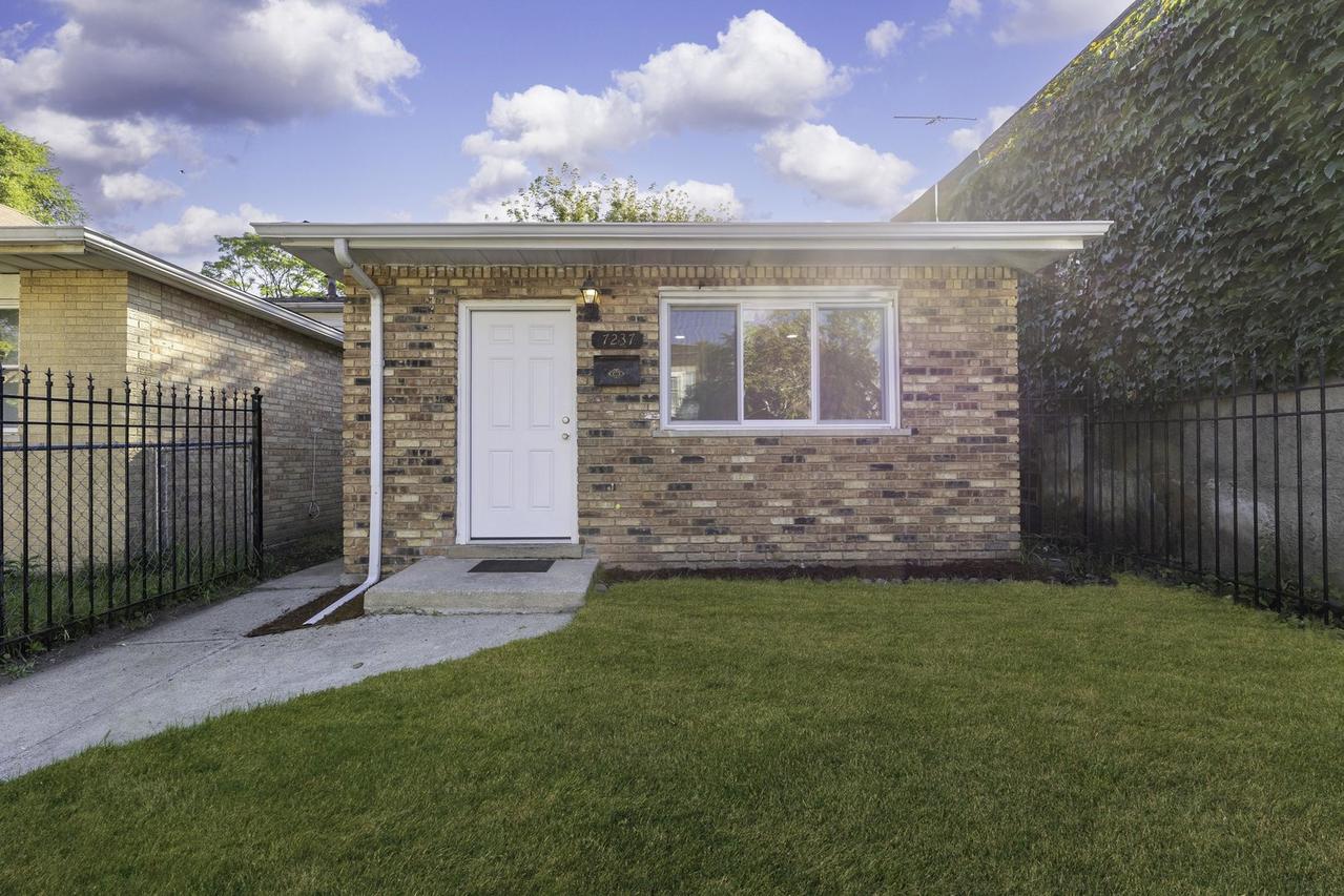 7237 S St Lawrence Ave., Chicago, IL 60619