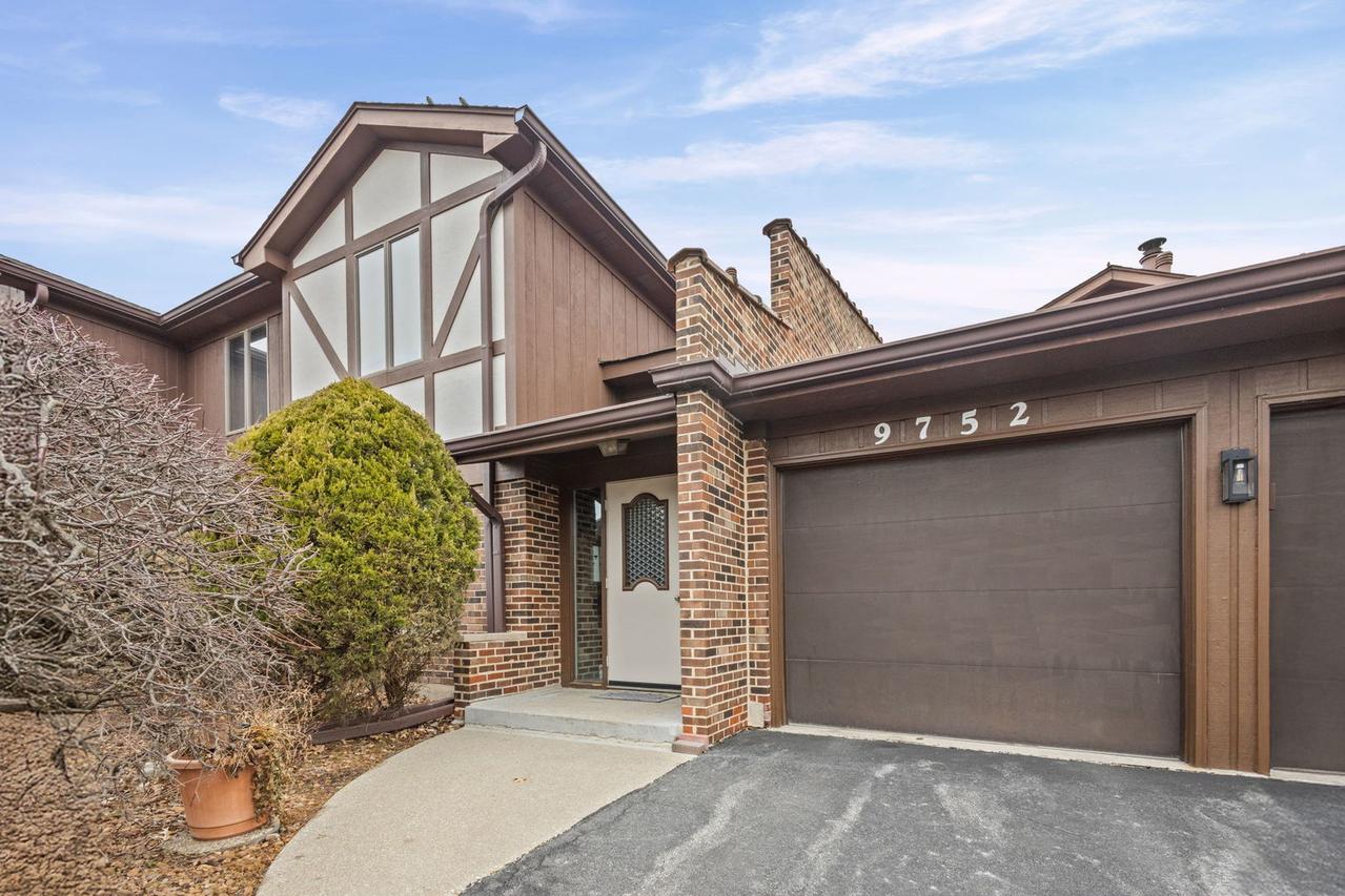 9752 Mill Dr. #E2, Palos Park, IL 60464