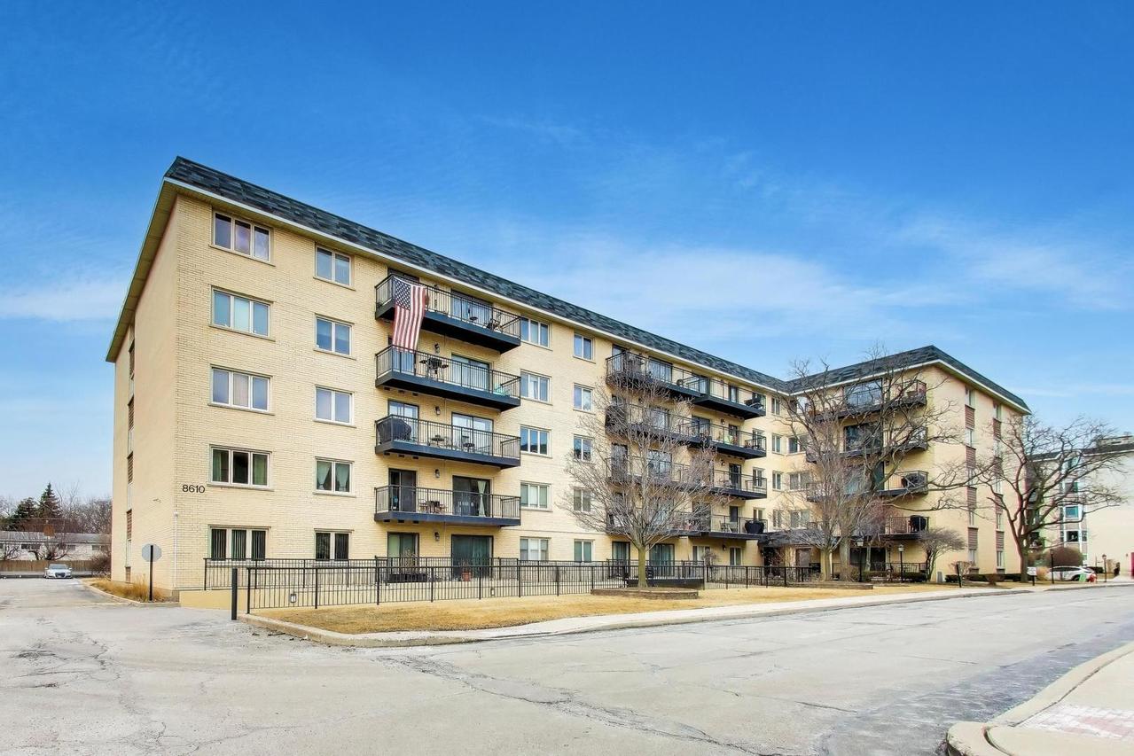 8610 Waukegan Rd. #302, Morton Grove, IL 60053