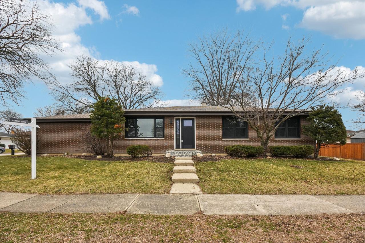 329 Antelope Tr., Carol Stream, IL 60188
