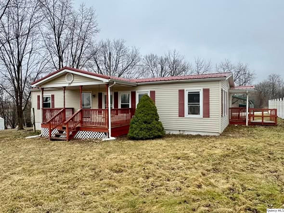 355 Bainbridge St., Barry, IL 62312