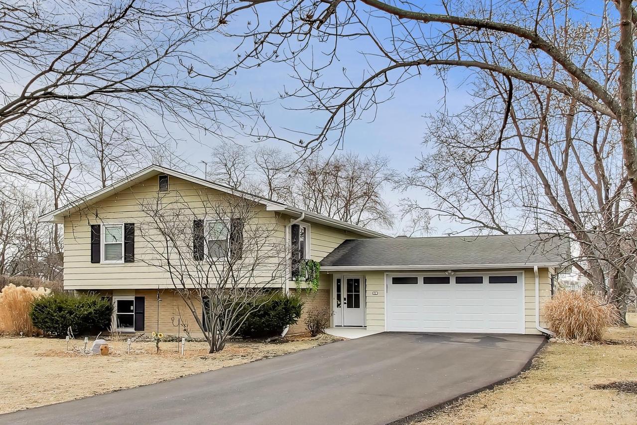 3S700 Delles Rd., Naperville, IL 60563