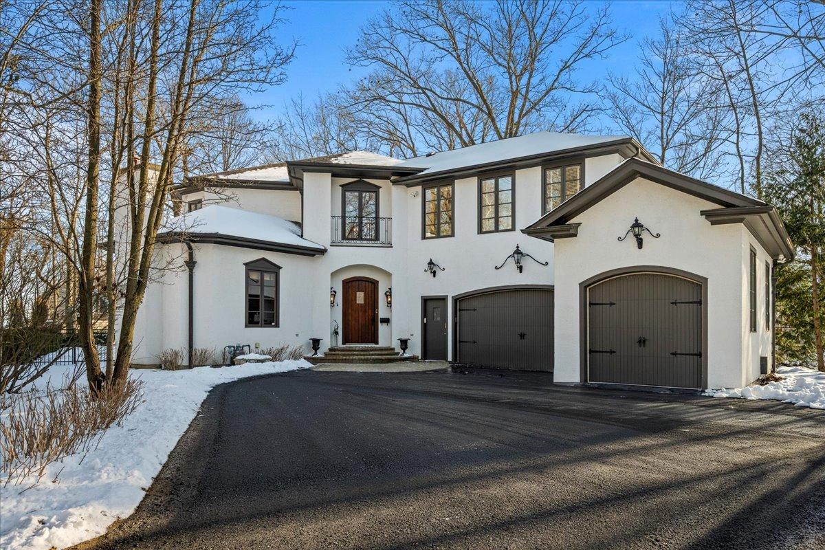 697 Bluff Rd., Lake Bluff, IL 60044