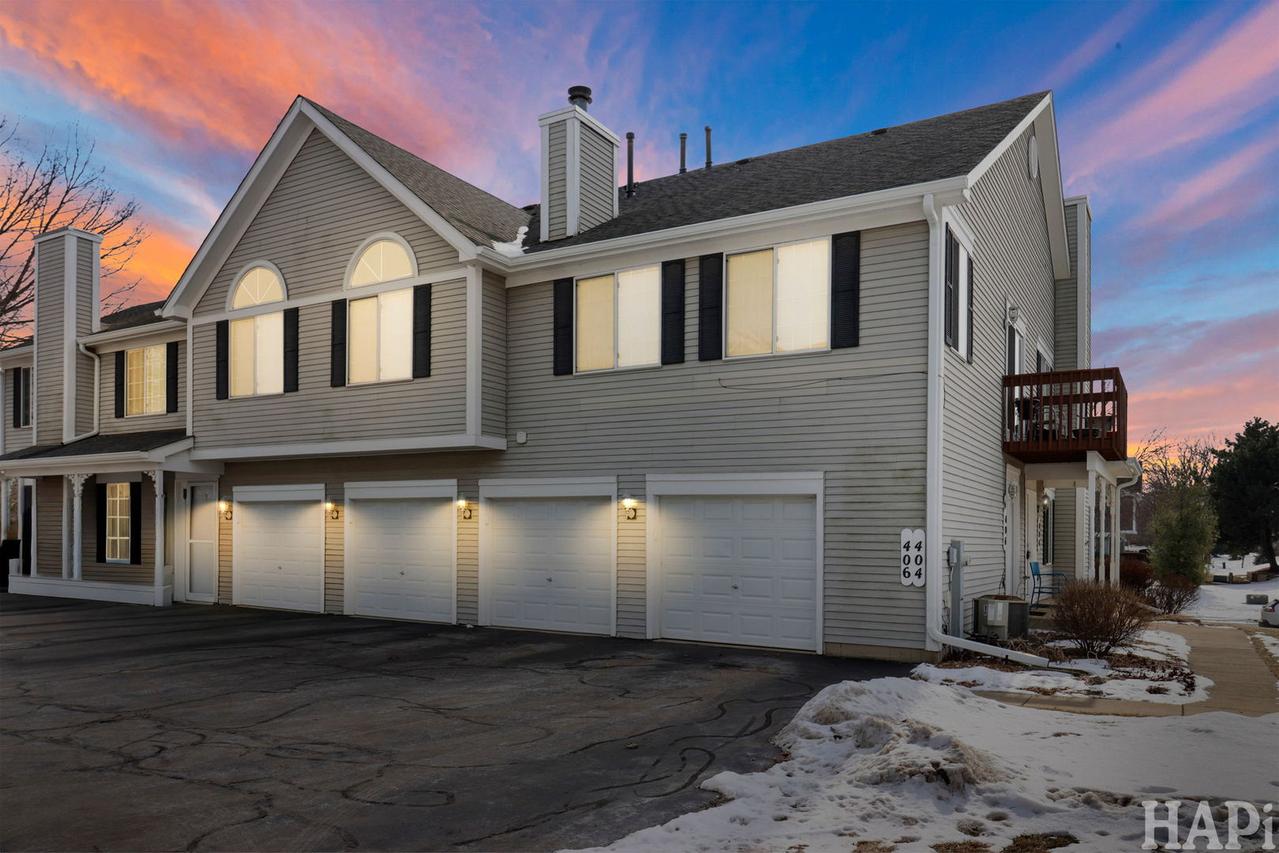 404 Lowell Dr., South Elgin, IL 60177