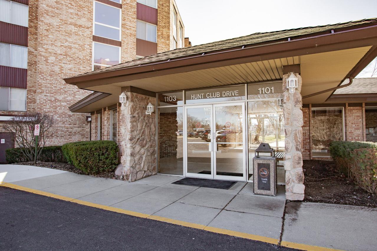 1101 S Hunt Club Dr. #403, Mount Prospect, IL 60056