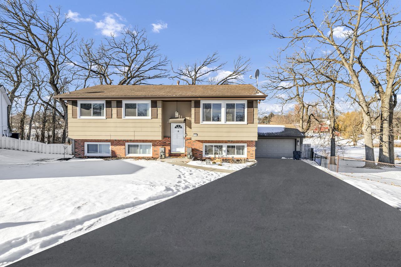 1809 Maplewood Ct., Lindenhurst, IL 60046