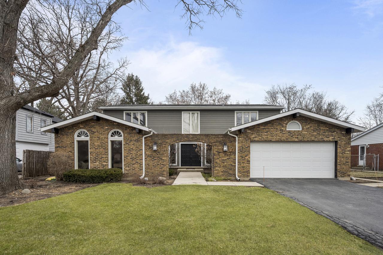 1695 Overland Tr., Deerfield, IL 60015
