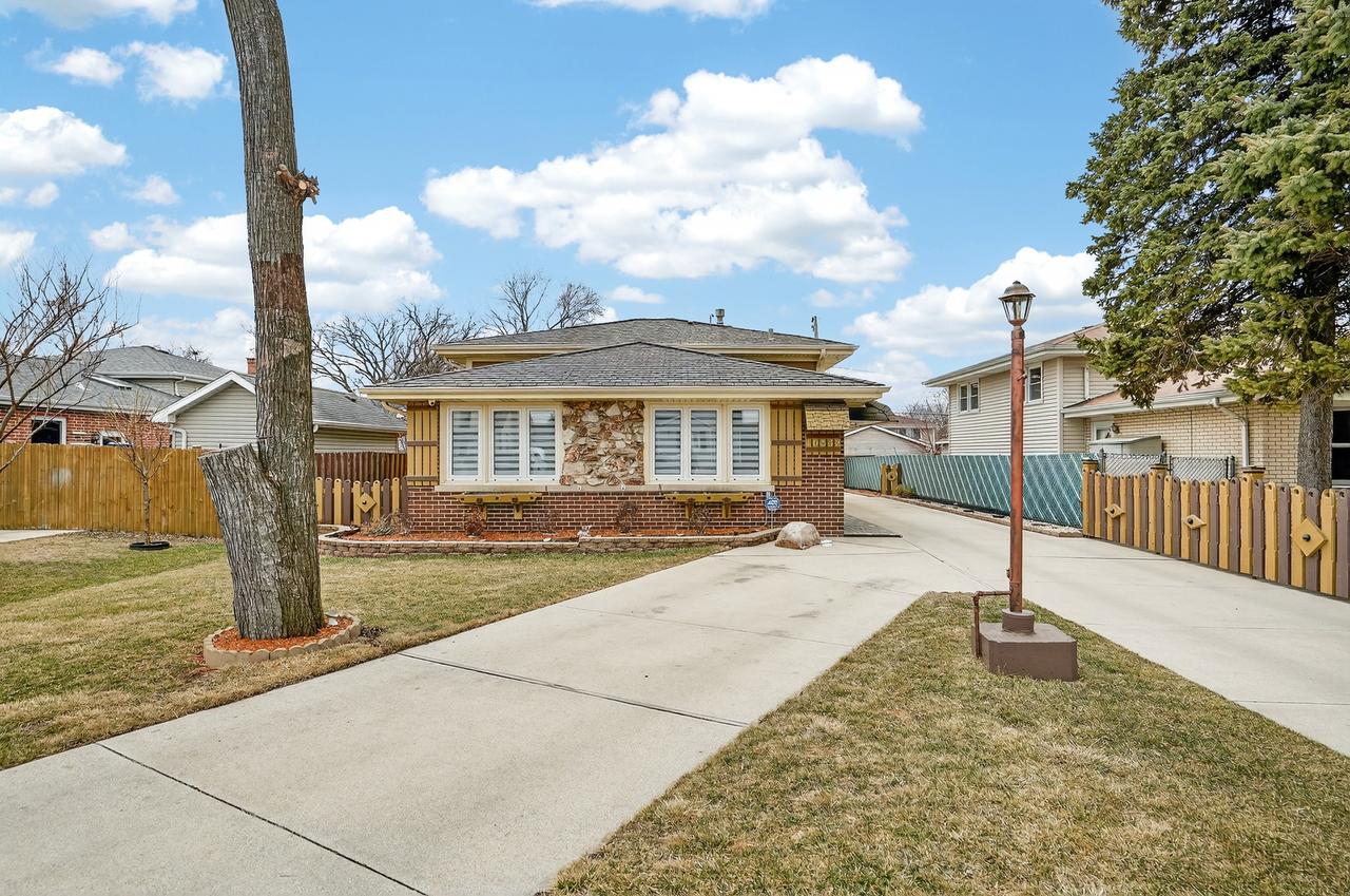 10532 S 80th Ct., Palos Hills, IL 60465