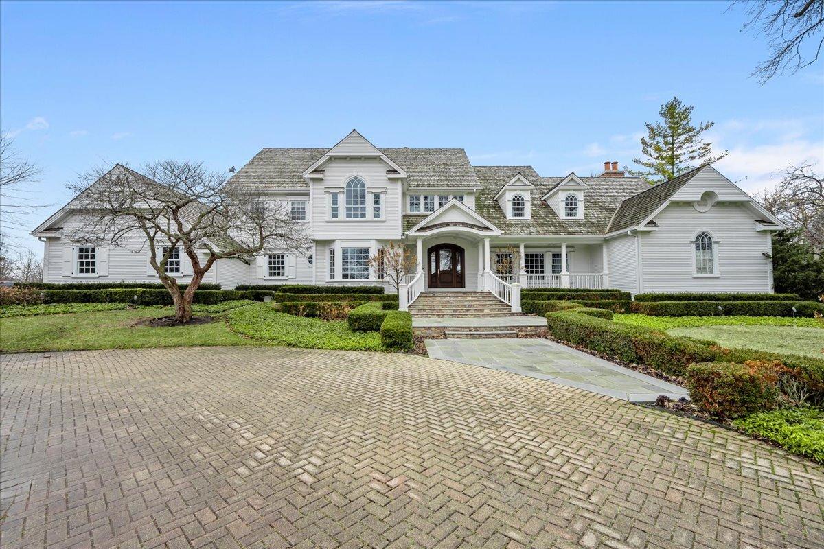 2220 Churchill Cir., Libertyville, IL 60048