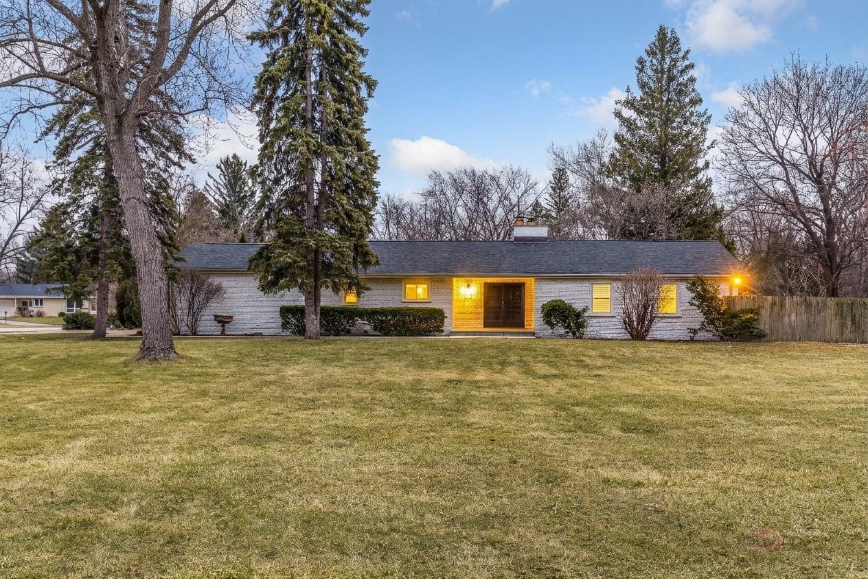 1967 Red Fox Ln., Green Oaks, IL 60048