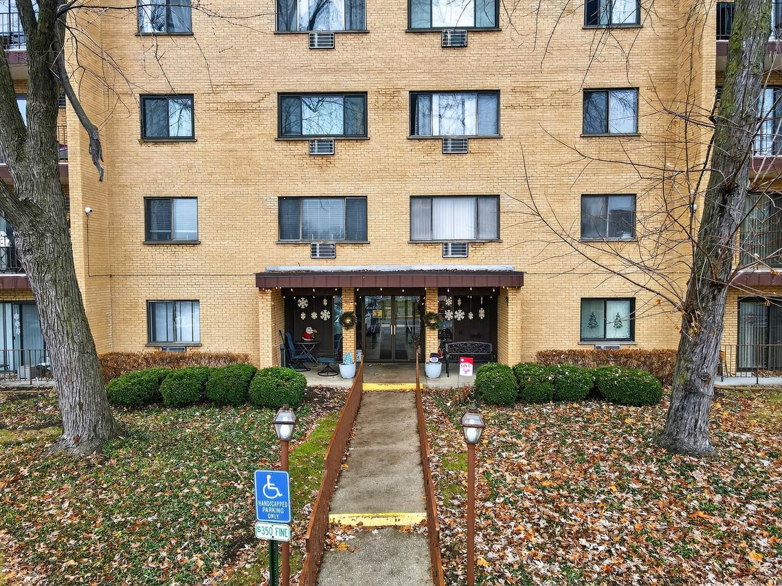 6670 S Brainard Ave. #209, Countryside, IL 60525