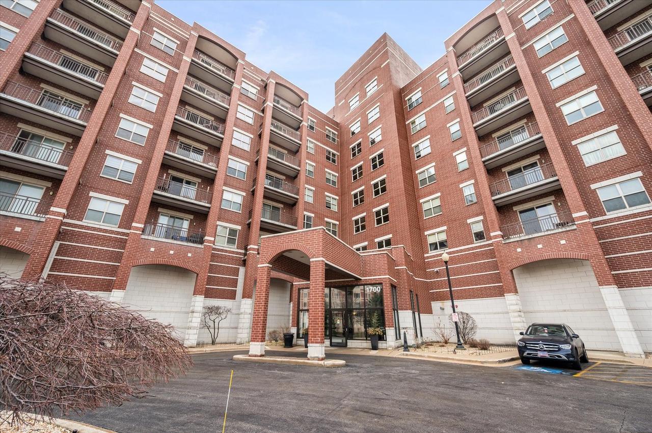 1700 Riverwoods Dr. #403, Melrose Park, IL 60160