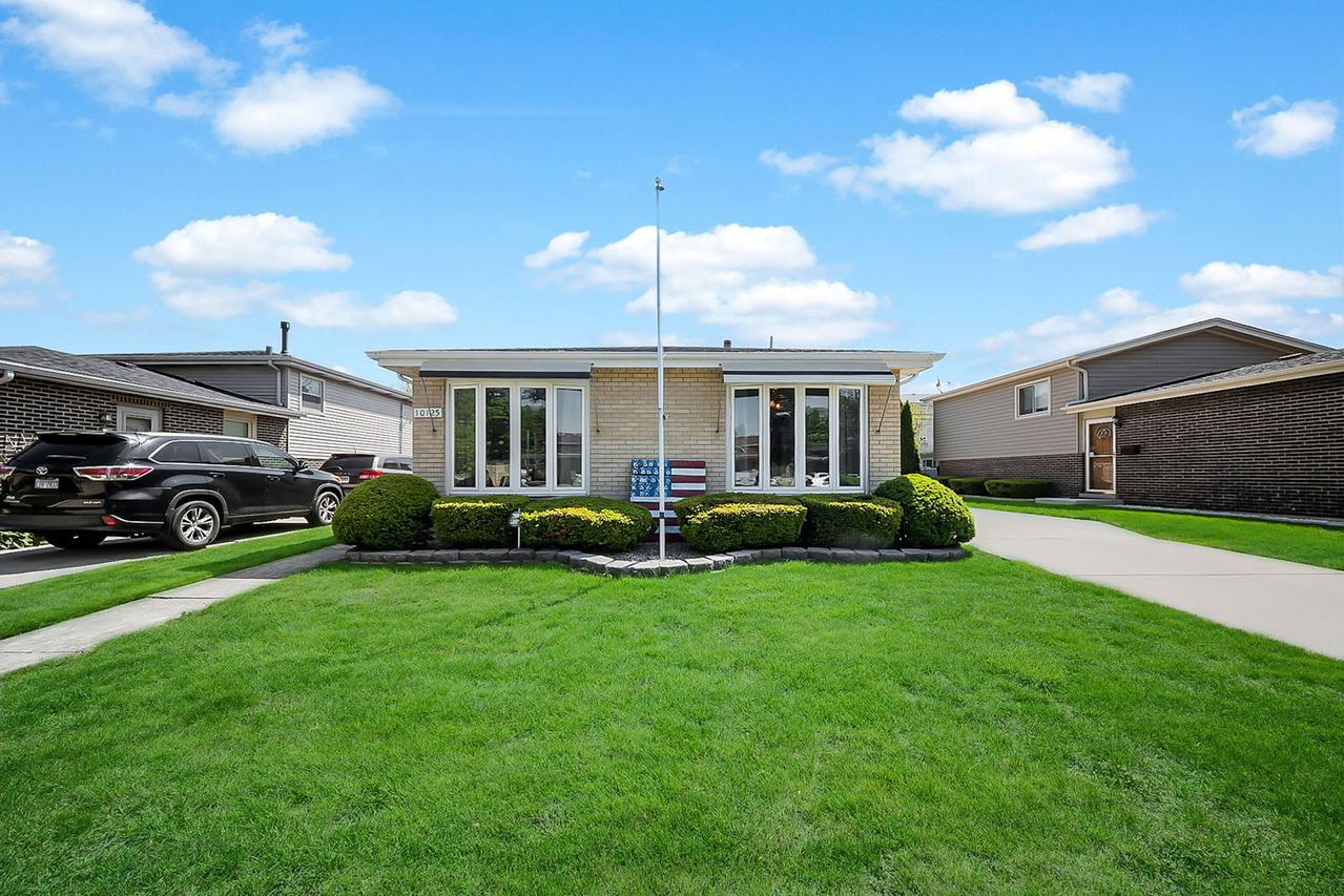10125 S Komensky Ave., Oak Lawn, IL 60453
