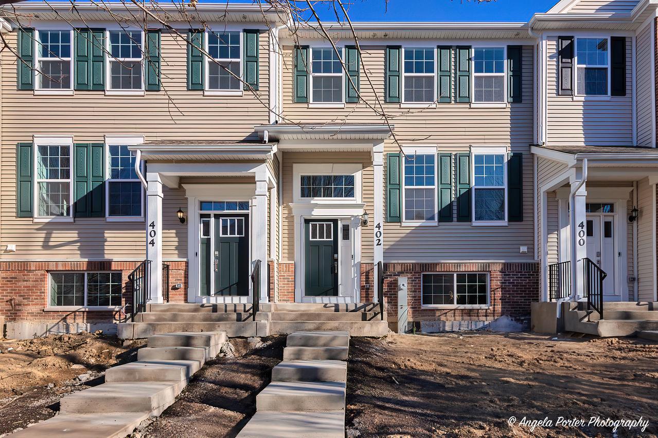 402 Neubauer Cir., Lindenhurst, IL 60046