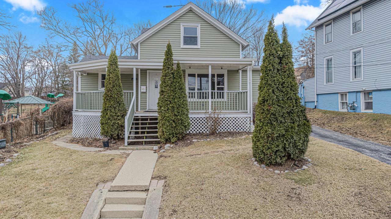 643 Wing St., Elgin, IL 60123