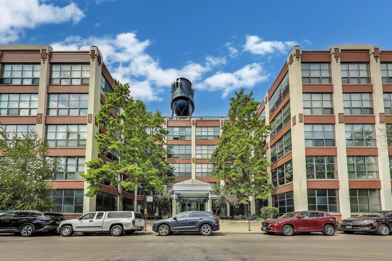 1800 W Roscoe St. #206, Chicago, IL 60657