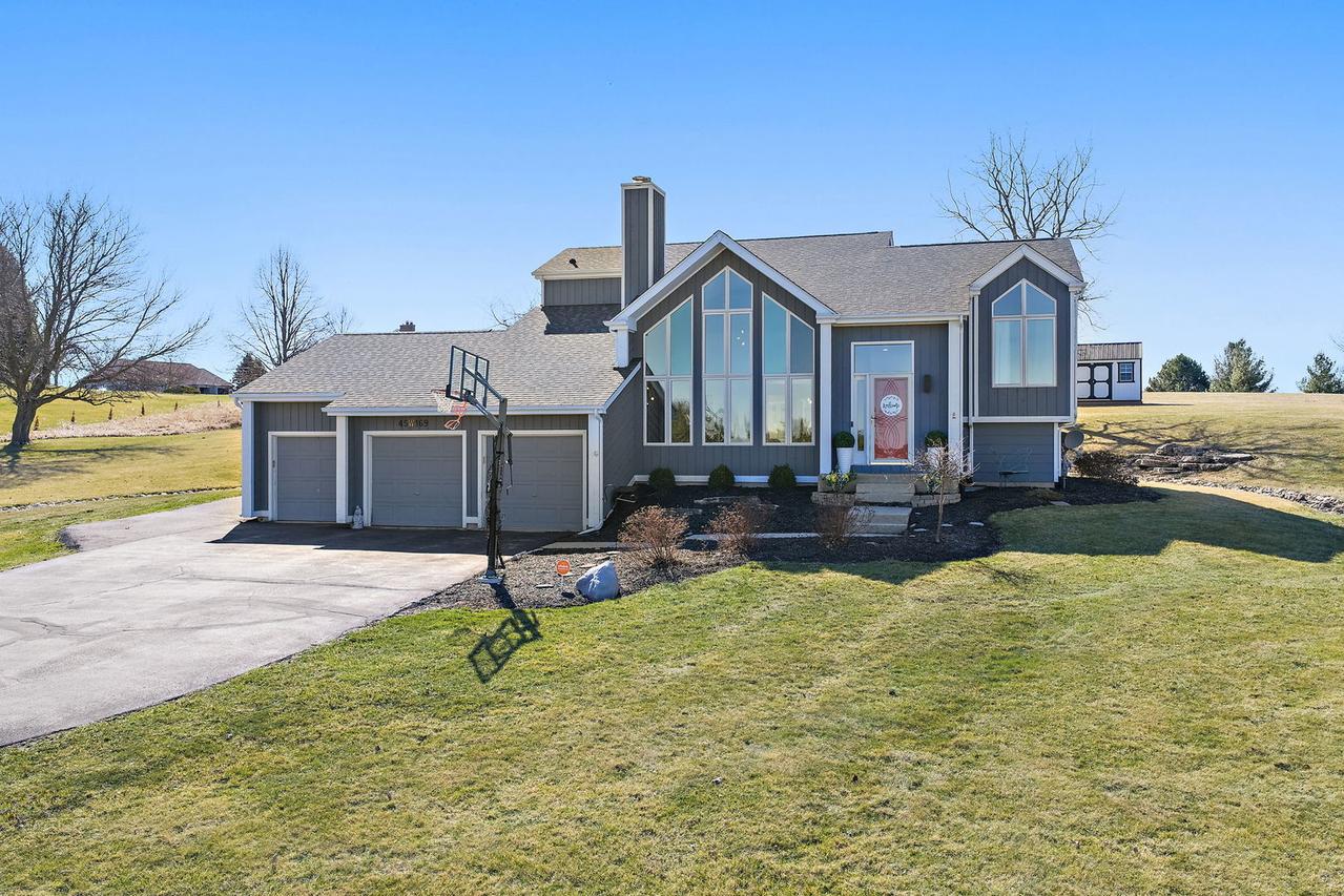 45W169 Hillview Ln., Hampshire, IL 60140