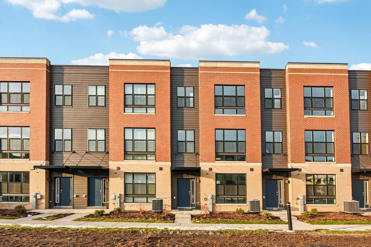 373 Summit Cir., Lombard, IL 60148