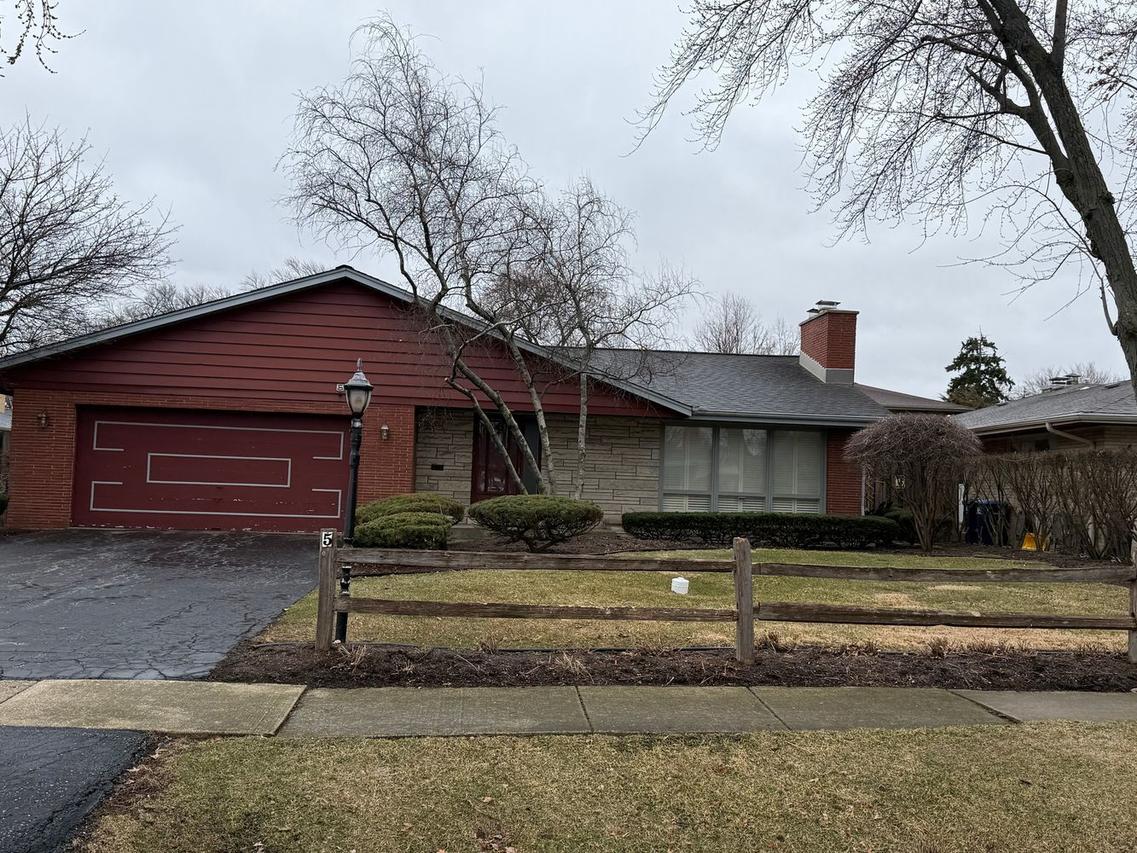 5 Larkspur Ln., Clarendon Hills, IL 60514