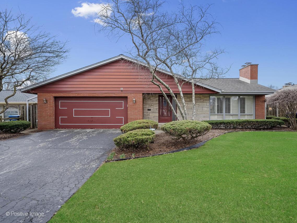 5 Larkspur Ln., Clarendon Hills, IL 60514