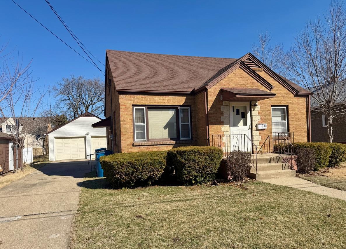 719 12th St., Peru, IL 61354