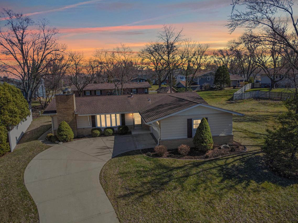 618 Crescent Dr., Downers Grove, IL 60516