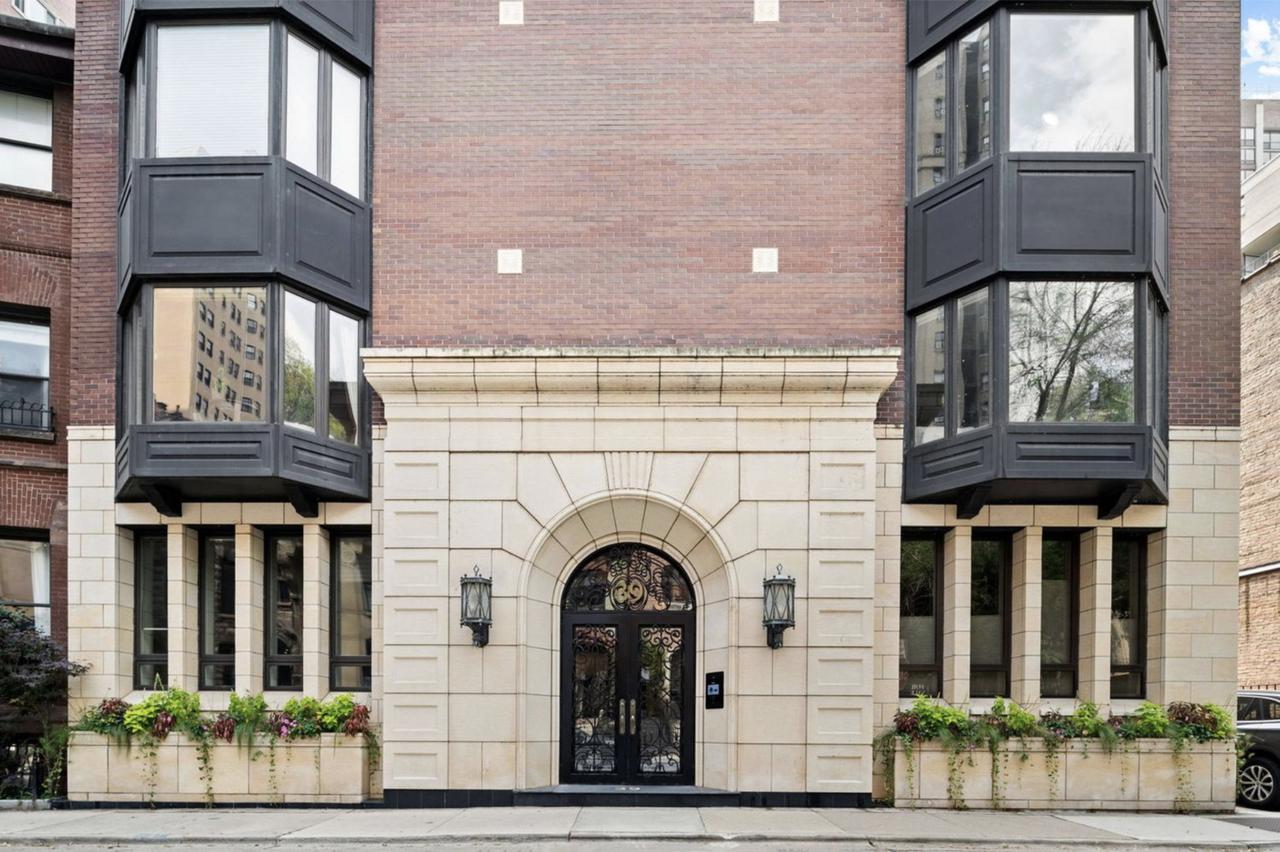 39 E Schiller St. #1E, Chicago, IL 60610