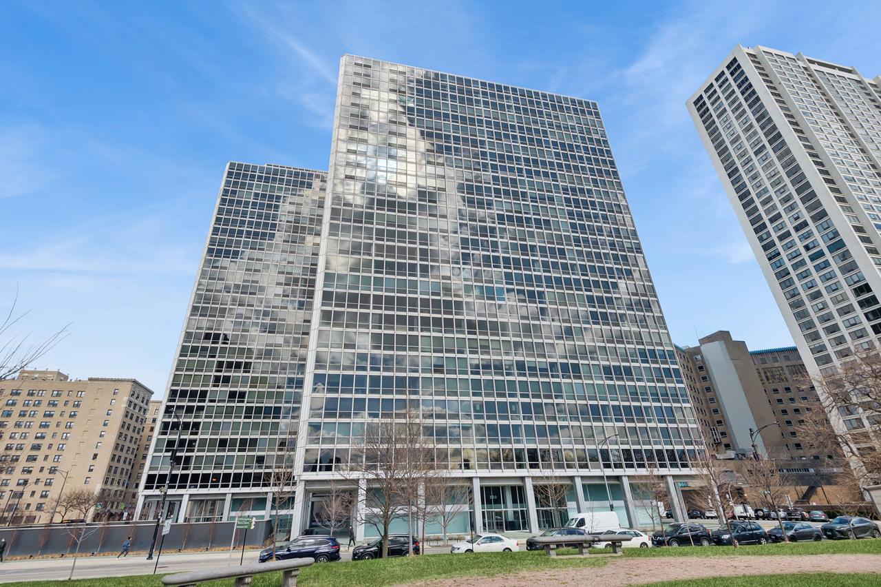 330 W Diversey Pkwy. #1702, Chicago, IL 60657