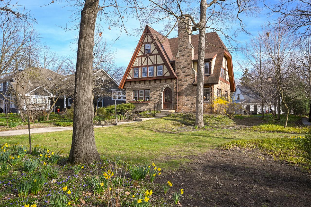 1243 Hawthorne Ln., Downers Grove, IL 60515