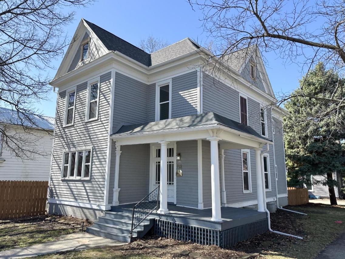 712 N Roosevelt St., Bloomington, IL 61701