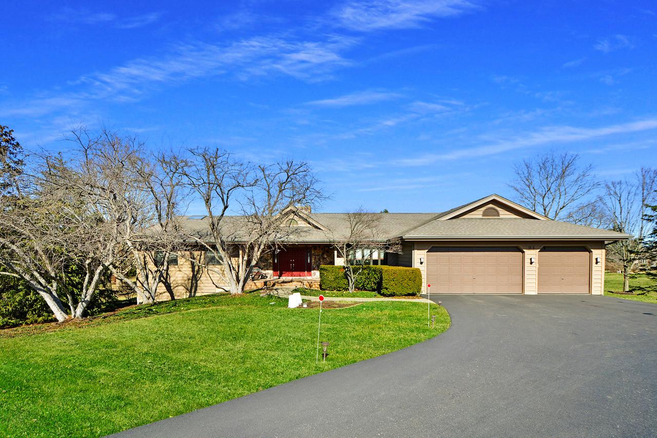 21 N Highview Cir., Hawthorn Woods, IL 60047