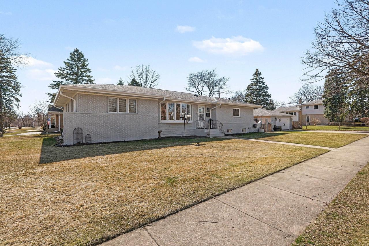 1515 E Oakton St., Arlington Heights, IL 60004