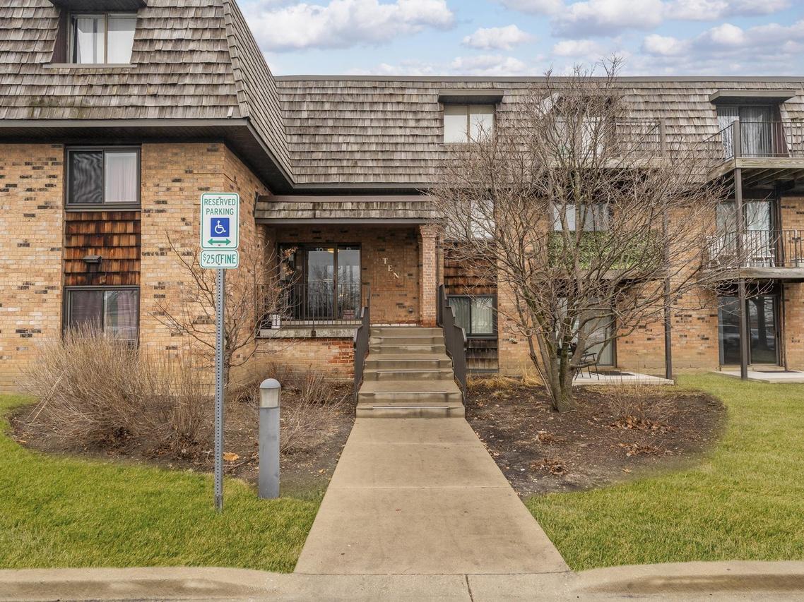 10 Oak Creek Dr. #1020, Buffalo Grove, IL 60089