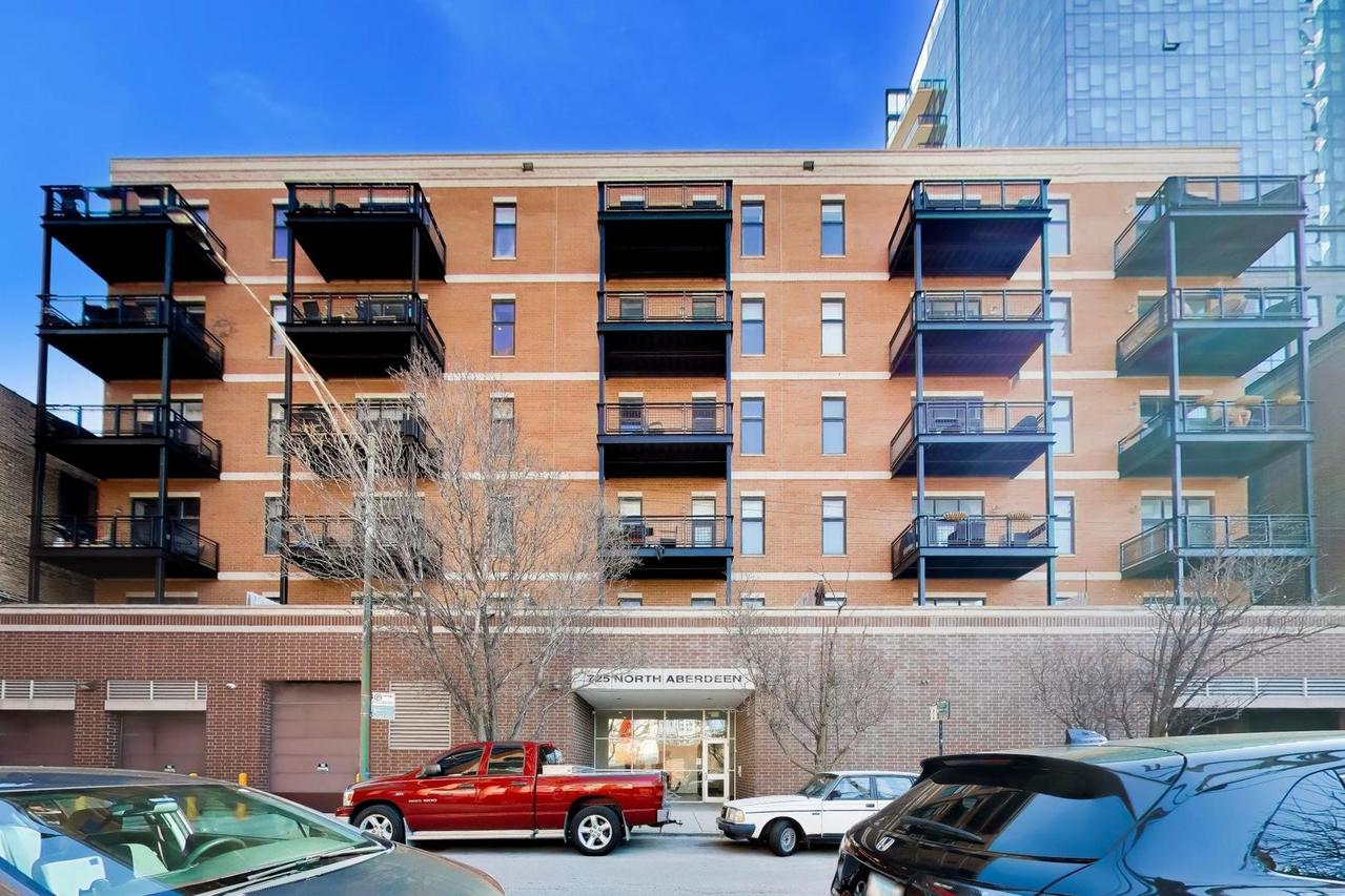 725 N Aberdeen St. #202, Chicago, IL 60642