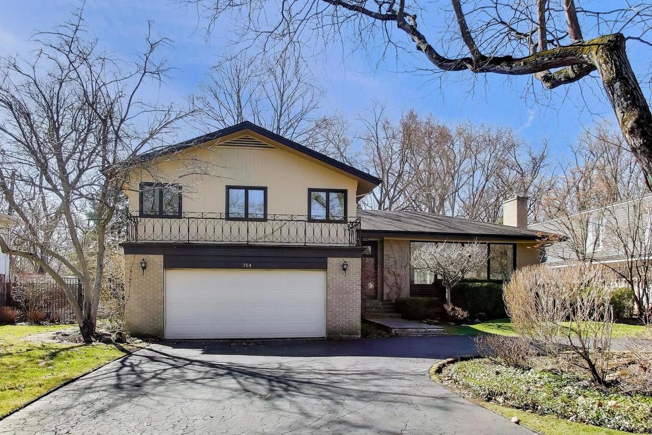 754 Woodridge Ln., Glencoe, IL 60022