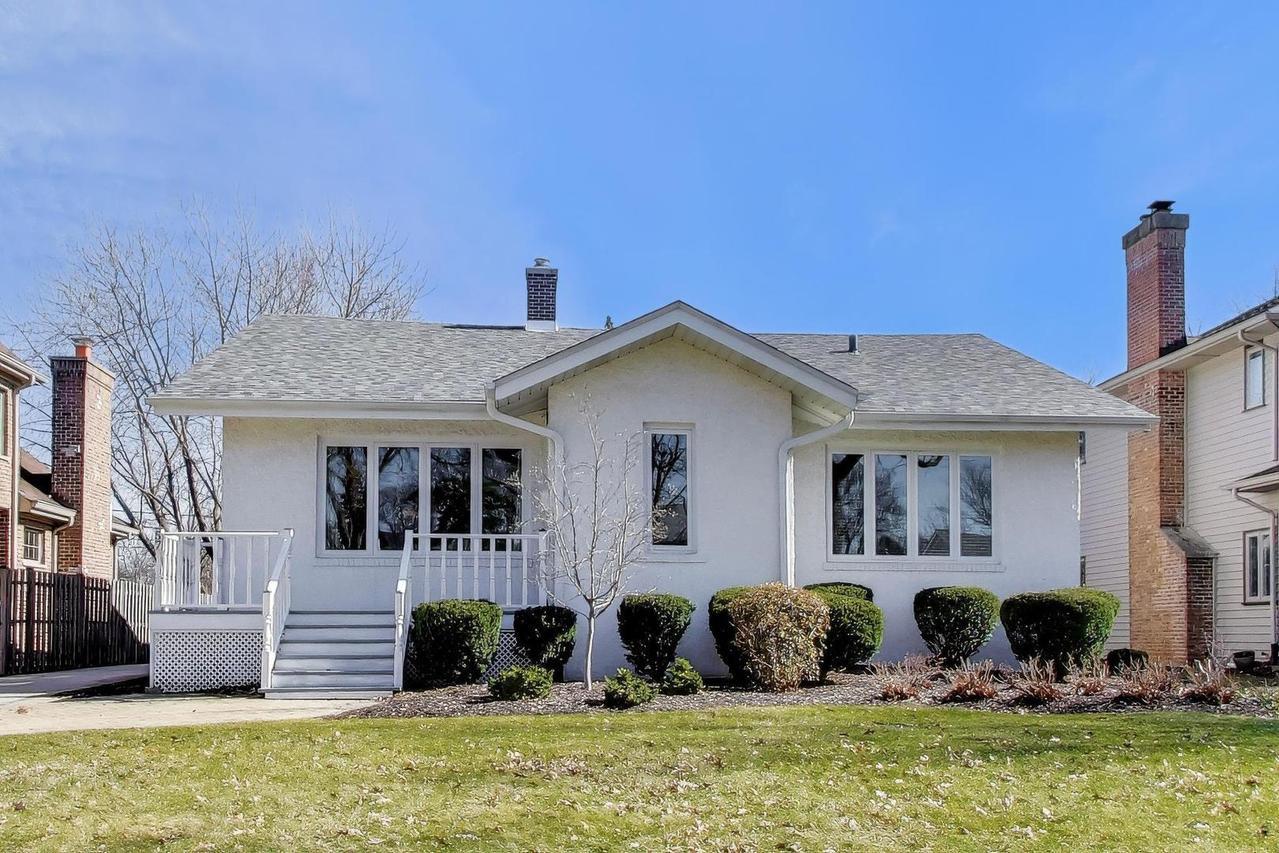 57 Chestnut Ave., Clarendon Hills, IL 60514