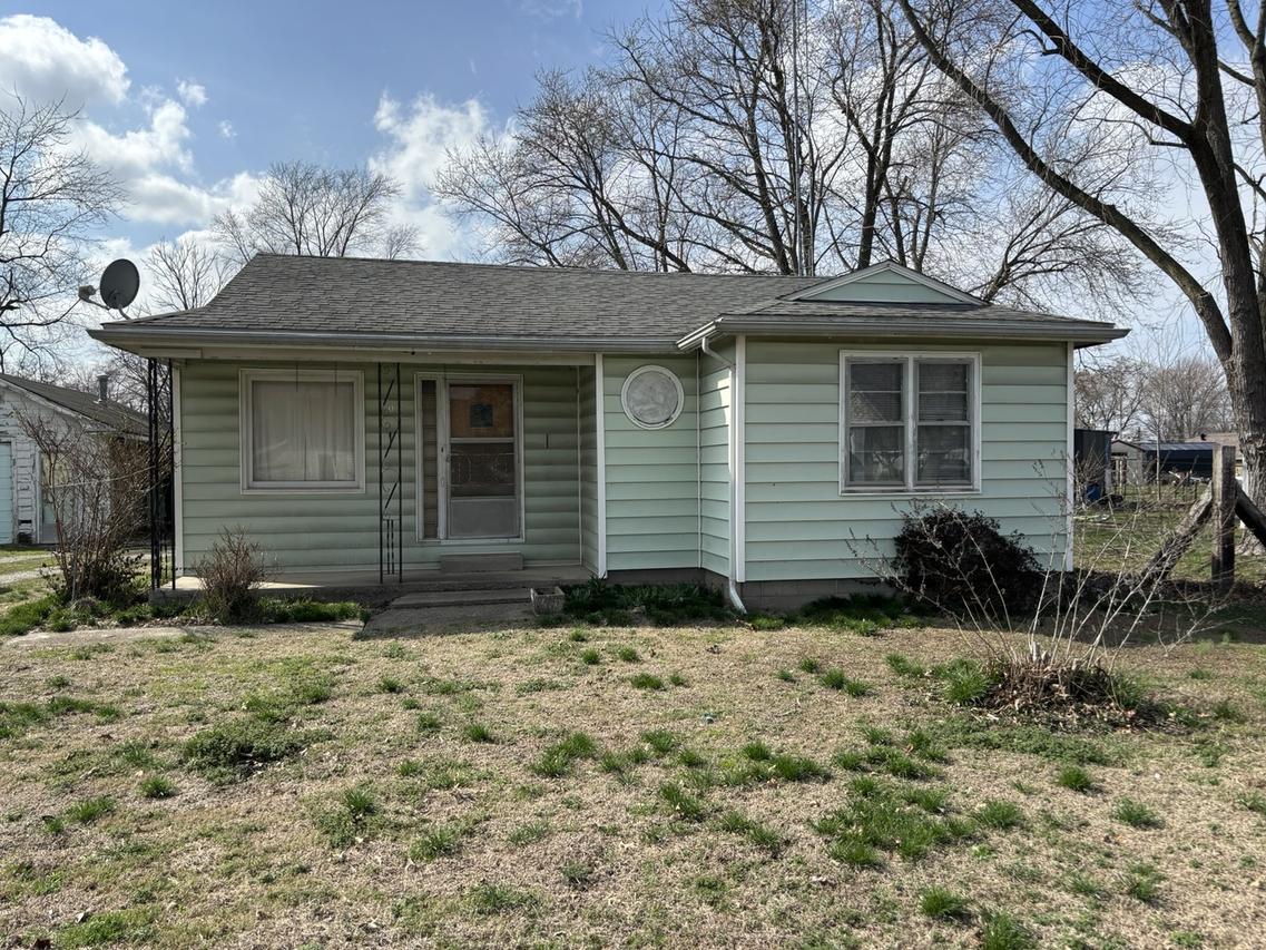 107 Dewolf St., Odin, IL 62870