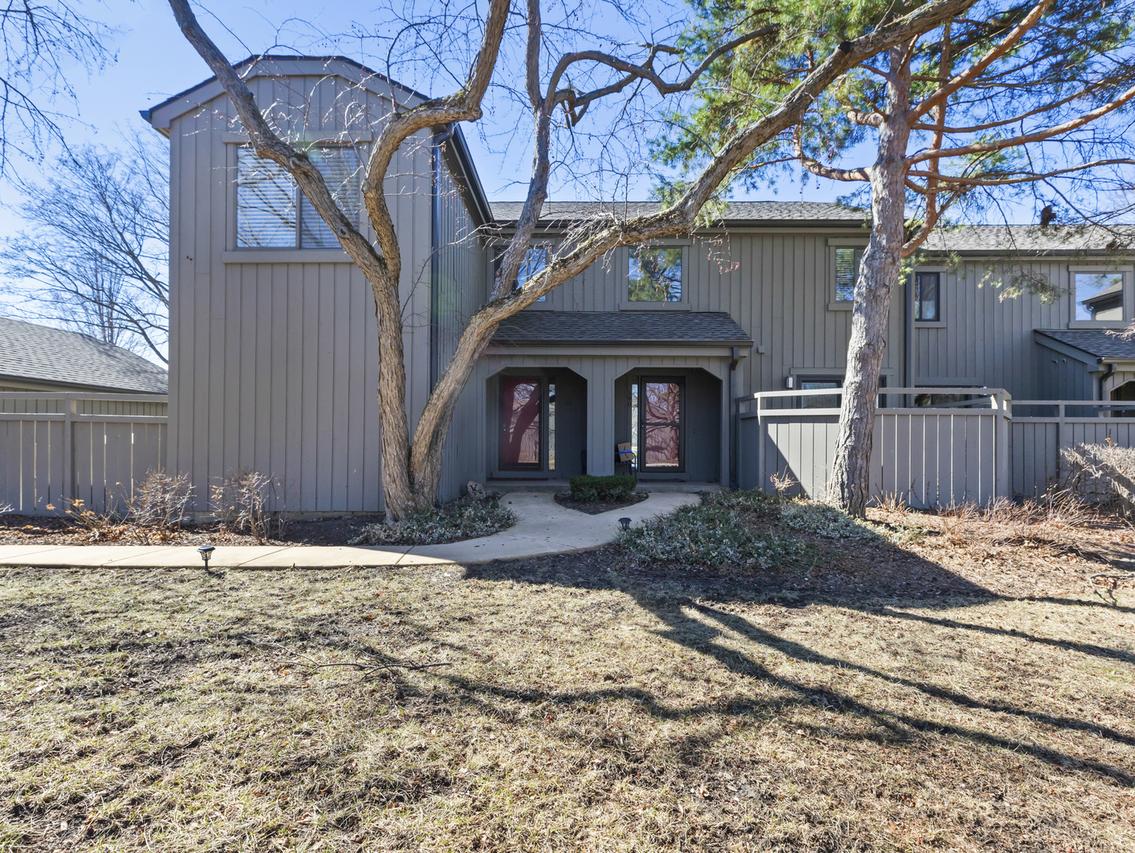 186 Shoreline Rd., Barrington, IL 60010