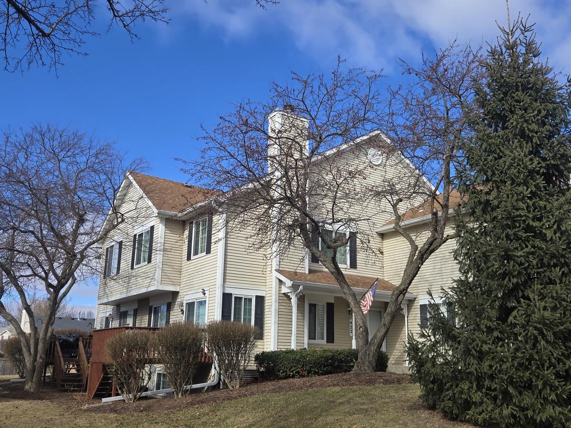 422 Sandhurst Ln., South Elgin, IL 60177